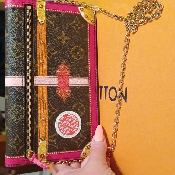 Louis vuttion crossbody - Picture 2 of 9